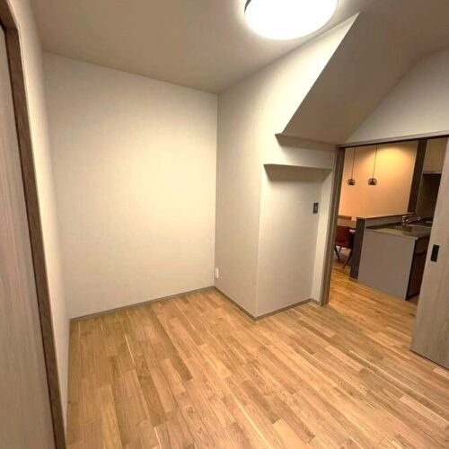 リビングにもファミクロにもアクセスしやすいこの部屋は、2Fに上がらなくて良いので将来の寝室として計画しました。